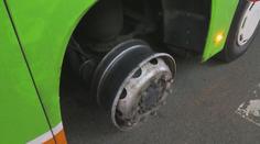 Autobus plný lidí jel po dálnici bez pneumatiky. FlixBus se řidiče zastal