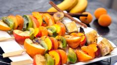Ozkoušeli jste ovoce na grilu? Přinášíme šest božských receptů