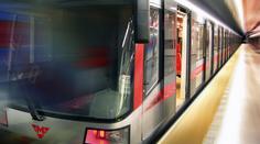 Dítě, které přejelo metro, je po operaci v kritickém stavu