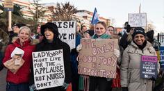 Zdravotnictví v Británii kolabuje. Lidé umírají, sestry vyšly do ulic