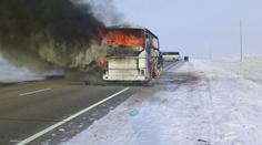 Autobus za jízdy zachvátily plameny. Uhořelo v něm 52 lidí
