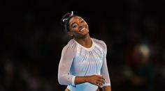 Nepřekonatelná výzva? Gymnastka Bilesová si ve stojce svlékla tepláky