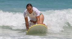 Šwiateková ukázala křivky v plavkách, v Perthu se bavila surfingem