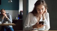 Žena hledala lásku na seznamce. Muž z ní vytáhl 700 tisíc korun