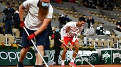 Krásné gesto Djokoviče! Ukázal respekt k soupeři, pak pomohl s úklidem