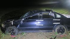 Mladíci nechali v autě po nehodě mrtvého kamaráda. Odmontovali značky a utekli