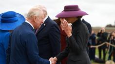 Melania v centru pozornosti. Král Karel III. se jí nemohl podívat do očí