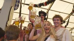 V Německu začal Oktoberfest. Tuplák za čtyři stovky lidi neodradil