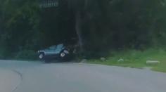 V obci ujížděl policistům rychlostí až 150 km/h. Zastavil ho strom