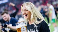 Útočnice se ukázala v extrémně krátkých šatech. Krásná a sexy, píší fanoušci