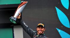 Hamilton odmítl konec ve formuli. Baví ho soupeření s Verstappenem