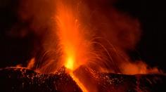 Etna se znovu probudila k životu: Chrlí lávu, popel i dým! VIDEO
