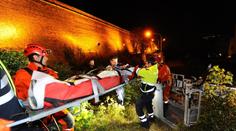 Muž se zřítil z vysokých hradeb. Na místo musela lezecká skupina