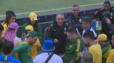 Brazilský kouč Tite si s fanoušky po tréninku střihl sambu na rozloučenou