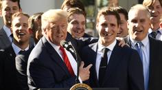 Trump přivítal šampiony NHL. Takhle si udělal srandu z jednoho hokejisty