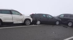 Dálnici D1 na Žďársku uzavřela série nehod. Srazilo se tam celkem 20 aut