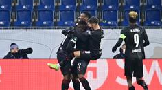 Bláznivý zápas v Linci. Slavia dohrávala v devíti a padla, přesto postupuje