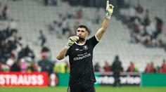 Šampion EL oslavuje svého hrdinu. Brankář chytal finále s nepříjemným zraněním