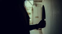 Žena pobodala manžela kvůli nevěře. Milenku si spletla sama se sebou