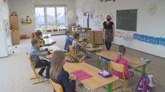 První děti se do škol vrátí 12. dubna. Roušky ve školkách nebudou