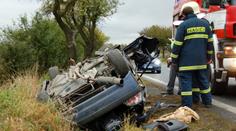 Tragická nehoda na jihu Čech. Řidič skončil s autem na střeše, zemřel