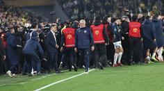 Mourinho zase v problémech. Trenéra rivala chytil za nos, ten se svalil na zem