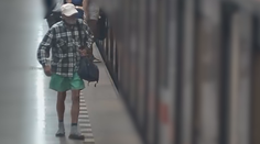 Muž se ukájel v metru. Má poznávací znamení, policie žádá o pomoc
