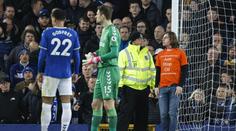 Aktivista se v zápase Premier League připoutal k tyčce, skončil ve vězení