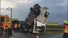 Vlak se u Opavy srazil s kamionem. Deset lidí se zranilo