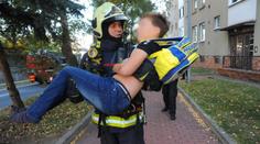V pražských Kbelích hořelo! Hasiči zachránili 10 lidí včetně dětí