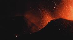Etna dál chrlí lávu, prach a popel! Erupce přichází krátce za sebou