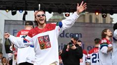 Kdo neskáče, není Čech. Hokejisté pobláznili Staromák a rozbili trofej