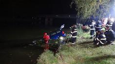 Rodina zaparkovala a šla se kochat, auto jim uplavalo v Labi