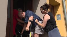 Kvůli dvěma schodům nemůže invalida pět let z bytu. Město se k němu obrací zády