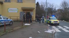 Muž ubodal pokladní, pak sám předstíral, že je obětí přepadení