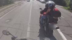 Motorkář se zákazem řízení zběsile ujížděl policii. Zaspal a spěchal k soudu