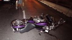 Auto nedobrzdilo a poslalo motorkáře i spolujezdkyni k zemi
