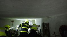 V domě zůstalo tříleté dítě a zapnutý sporák. Hasiči museli probourat zeď