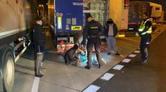 Cesta uprchlíků skončila těsně před Prahou. Policisté je zadrželi na D11