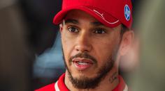 Účes jako Jágr v mládí. Šampion F1 ukázal v paddocku novou vizáž