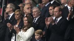 Naštvaný George a těhotná Kate? Královská rodina zářila na fotbale