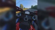 Motorkář se hnal po silnici rychlostí 300 km/h. Video z jízdy dal na sociální sítě
