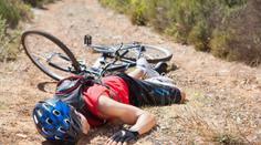Cyklista se zabil v lese, našli ho až druhý den. Přilba nevydržela