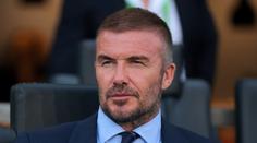 Nešika Beckham. Při stříhání si vyholil kus hlavy. Hrozné, sjela ho Victoria