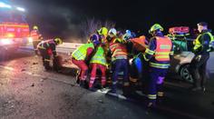 Tragická nehoda na Bruntálsku: Tři lidi museli vyprošťovat, mladíkovi už nebylo pomoci