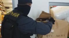 Celníci při razii objevili padělky luxusních roušek. Zabavili i další zboží