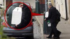 EXKLUZIVNÍ FOTO: Rychtář si nese domů urnu s popelem Ivety Bartošové a zase změnil plán!