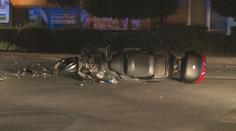 Motorkář přehlédl odbočující auto, odlétl na jiný vůz a zemřel