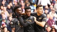 Arsenal rozhodl v nastavení a vrací se do čela. Manchester City ztratil