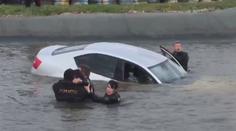 Muži se udělalo zle a sjel s autem do nádrže. VIDEO ze záchrany